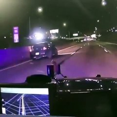 Un suspect saute de sa voiture en marche pendant une course poursuite avec la police