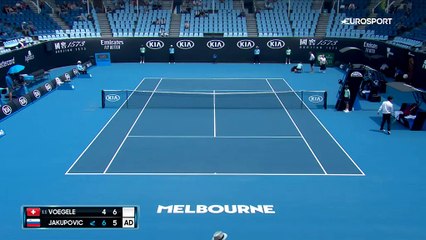 Prise de quintes de toux et victime de la qualité de l'air, Jakupovic a dû abandonner