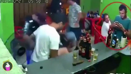 Tak Sadar Lagi Ada Perampokan, Pria Ini Malah Asik Memainkan Smart Phone nya!