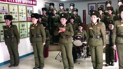 عرض غريب لمجندات يرقصن أمام زعيم كوريا الشمالية