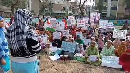 Descargar video: इंदौर में अल्पसंख्यक समुदाय का बड़ा प्रदर्शन, धरना देकर किया CAA का विरोध