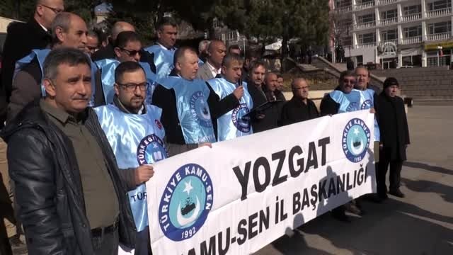 Türkiye Kamu-Sen üyeleri, memur maaş zammını bordro yakarak protesto etti