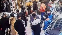 Genç kızlar sokak ortasına saç başa girdi, o anlar kameraya böyle yansıdı