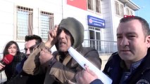 Gaziosmanpaşa'da sokak ortasında kadını sopayla döven kişi adliyeye sevkedildi
