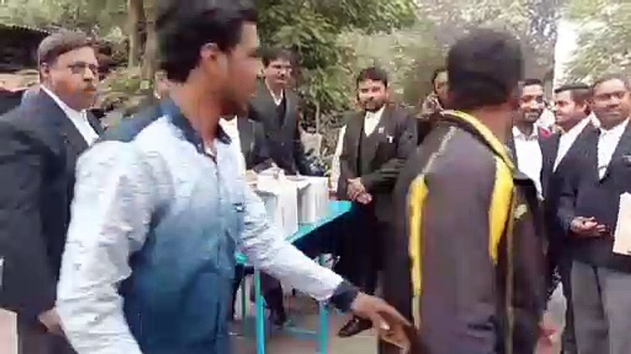 जिला कोर्ट में संक्रांति की धूम, वकीलों ने बांटे मिठाईयां