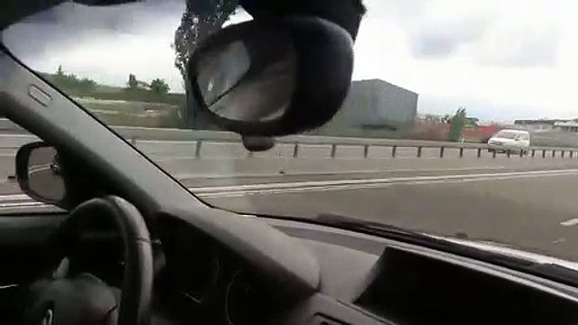 Sur une autoroute, un conducteur se fait doubler... par une formule 1