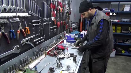 Çocukken kendi oyuncaklarını yaparak başladığı el becerisini hobiye dönüştürdü