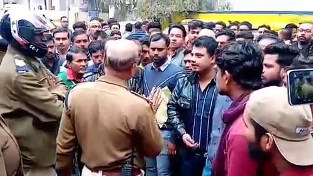व्यापारियों ने घेरा थाना, चाकूबाज व्यापारी पर कार्रवाई की मांग