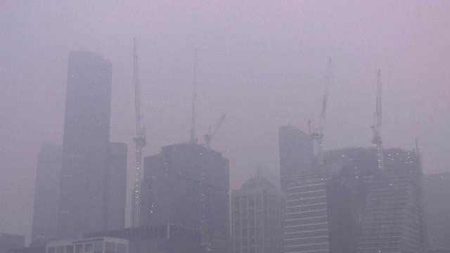 Incendies en Australie: les images de Melbourne toujours plongée dans une épaisse fumée