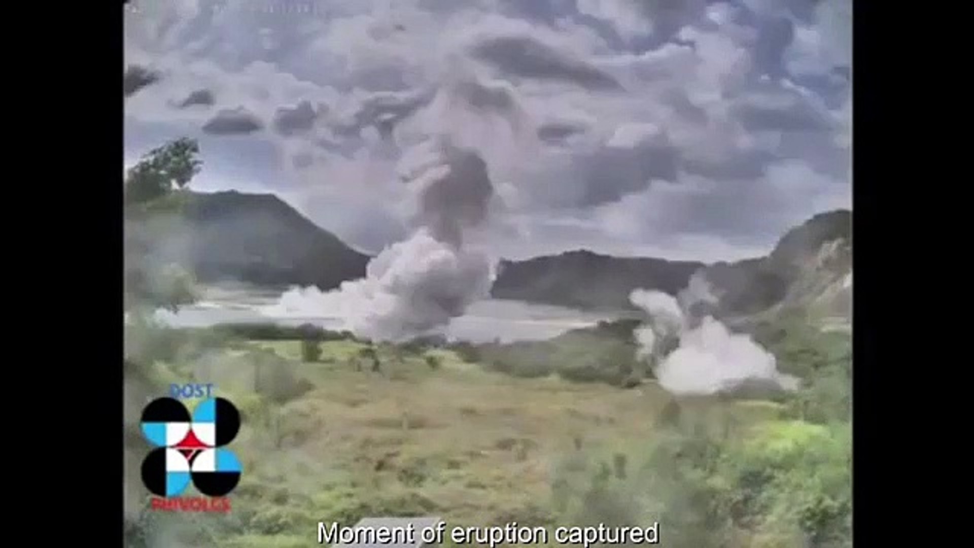 Les vidéos incroyables du volcan Taal aux Philippines, qui recrache de la cendre et de la foudre