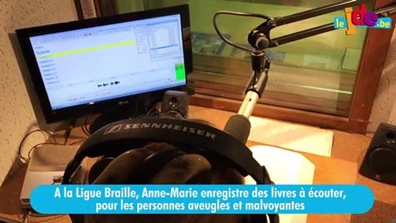 Anne-Marie enregistre des livres audio, pour les aveugles