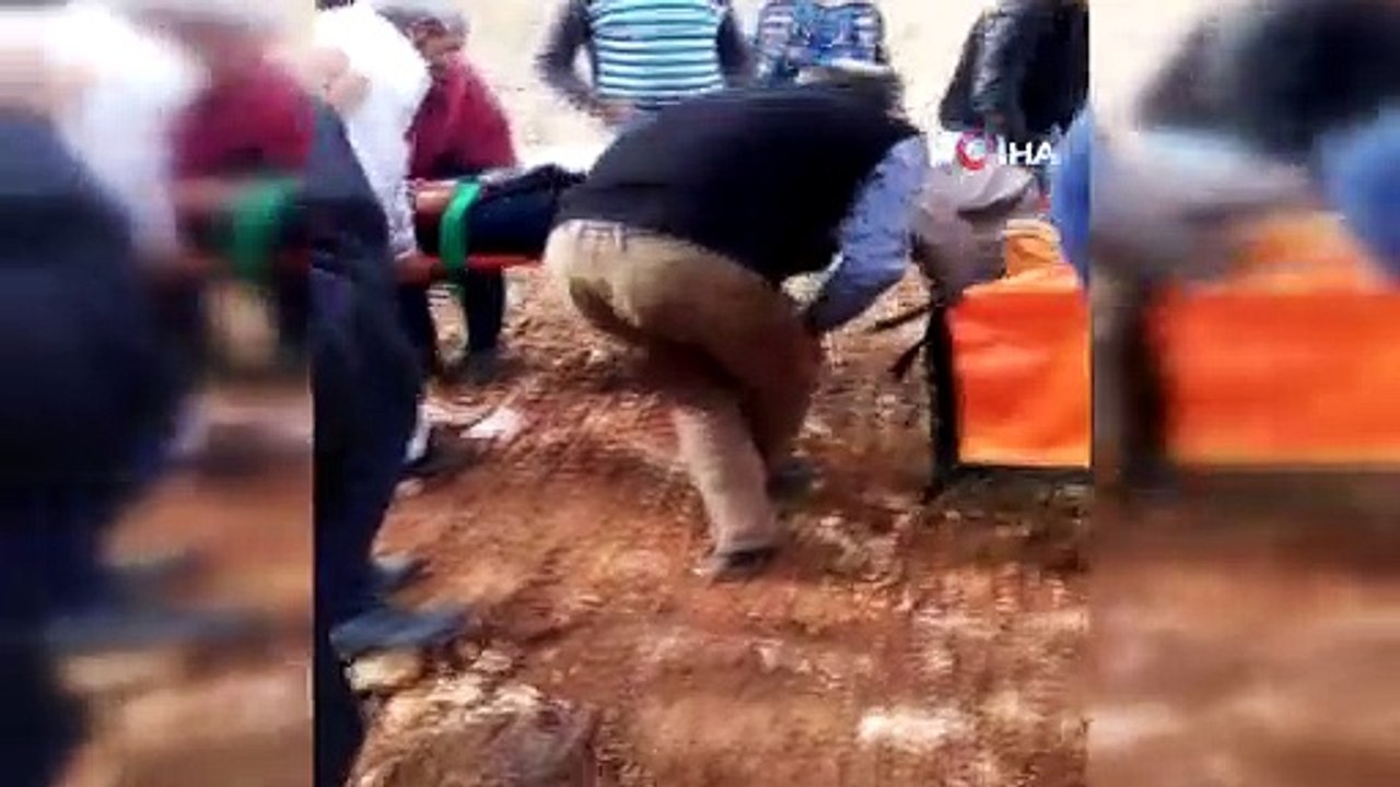 Kayalıklardan yere çakıldı, yerde kıvranırken üstüne kaya parçası düştü