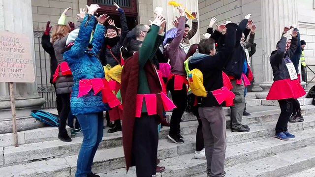 Dordogne : les enseignants de Périgueux dansent le Lac des Cygnes pour protester contre la réforme des retraites