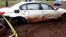 Motorista bate BMW em muro e depois causa transtorno em rodovia