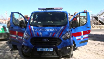 Yaralı köpeğe jandarma sahip çıktı