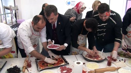 Görme engelliler pizza yaparak hünerlerini sergiledi