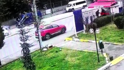 Yaşlı kadının çekicinin kaldırdığı araçtan düşme anı kamerada