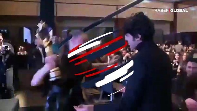 Serenay Sarıkaya sahneden iner inmez Taner Ölmez'e koştu