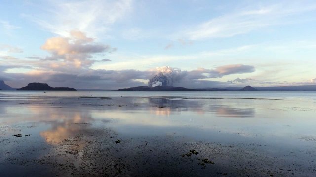 Vulcão deixa milhares de evacuados nas Filipinas