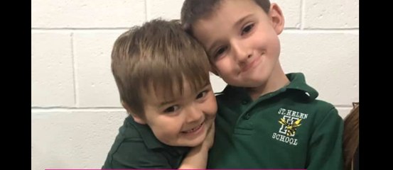 Guéri du cancer, ce petit garçon reçoit une standing ovation par ses camarades