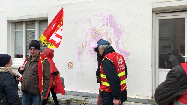 Des manifestants face à la permanence du député Stéphane Travert