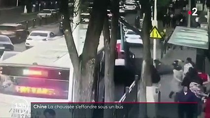 Chine : la chaussée s'effondre sous un bus