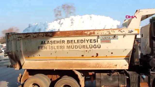 Manisa alaşehir ilçe merkezine taşınan kar mutlu etti