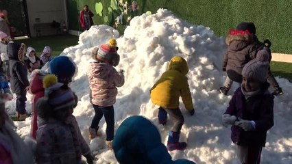 İzmir'de okul bahçesine kar getirildi