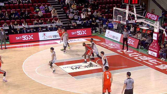 '3점슛만 13방' 전자랜드, 단독 4위 도약 / YTN