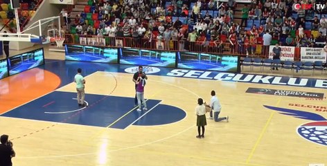 Basketbol maçında sürpriz evlenme teklifi!