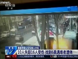 شاهد: انتشال حافلة انزلقت في انهيار طريق شمال غرب الصين