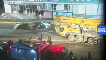 Çin'de otobüs 80 metrekarelik çukura düştü; en az 6 kişi hayatını kaybetti