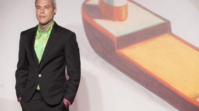 Fedez accusato di razzismo per una frase della nonna: 'Sei bello per la tua razza'