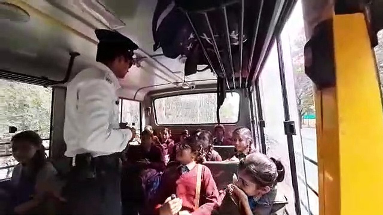 "ट्रैफिक की पाठशाला" में बच्चो ने जाना अपनी स्कूल बस को