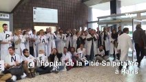 Rassemblement de blouses blanches à l'hôpital de la Pitié-Salpêtrière