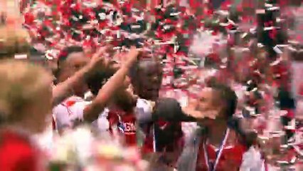 Ajaxlı oyuncular kupayı böyle kaldırdı!