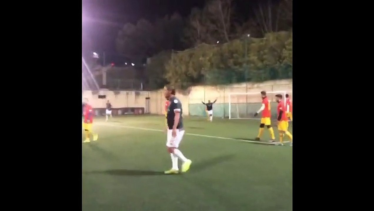 Football - Francesco Totti anota un golazo a lo Roberto Carlos desde un ángulo casi imposible