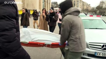 Eyfel kulesi önünde ölü yunus balıklarıyla 'aşırı avlanma' karşıtı protesto
