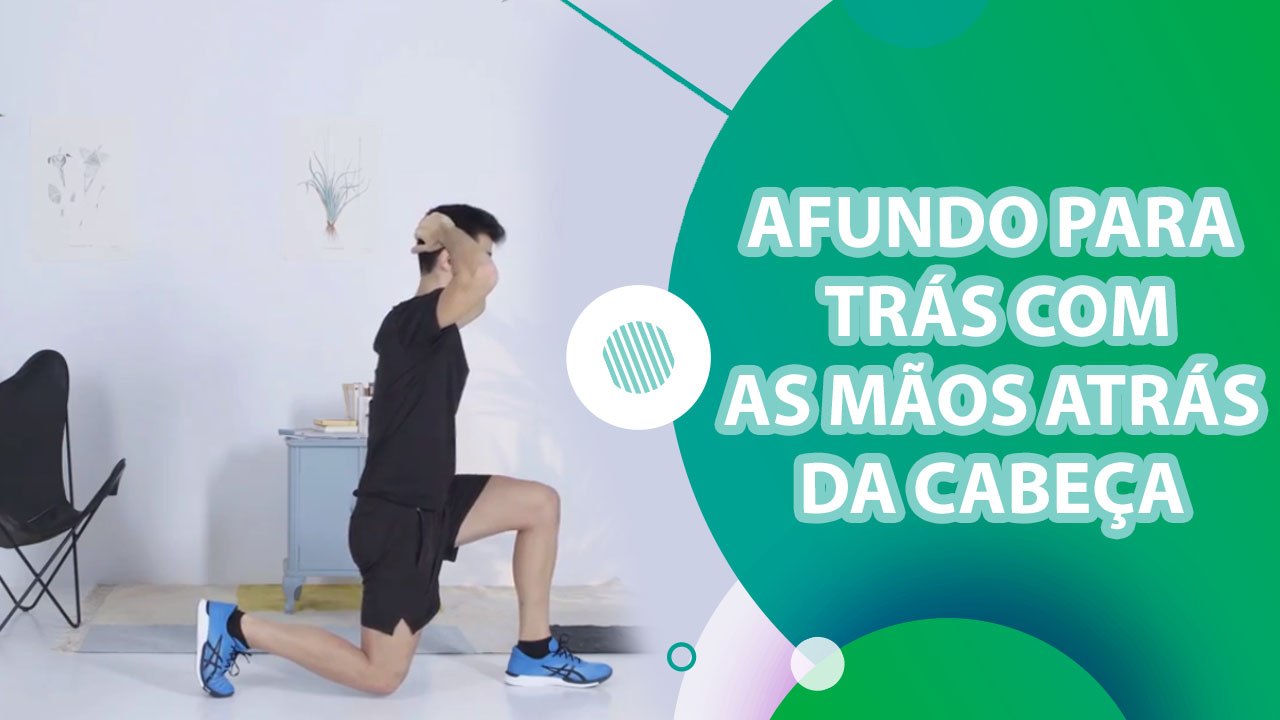 Afundo para trás com as mãos atrás da cabeça - Sou Fitness