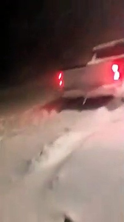 Québec : Une pickup coincée dans la neige et le...