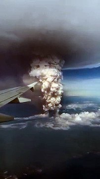 Vue d'un avion en vol de l'éruption du volcan Taal aux Philippines !