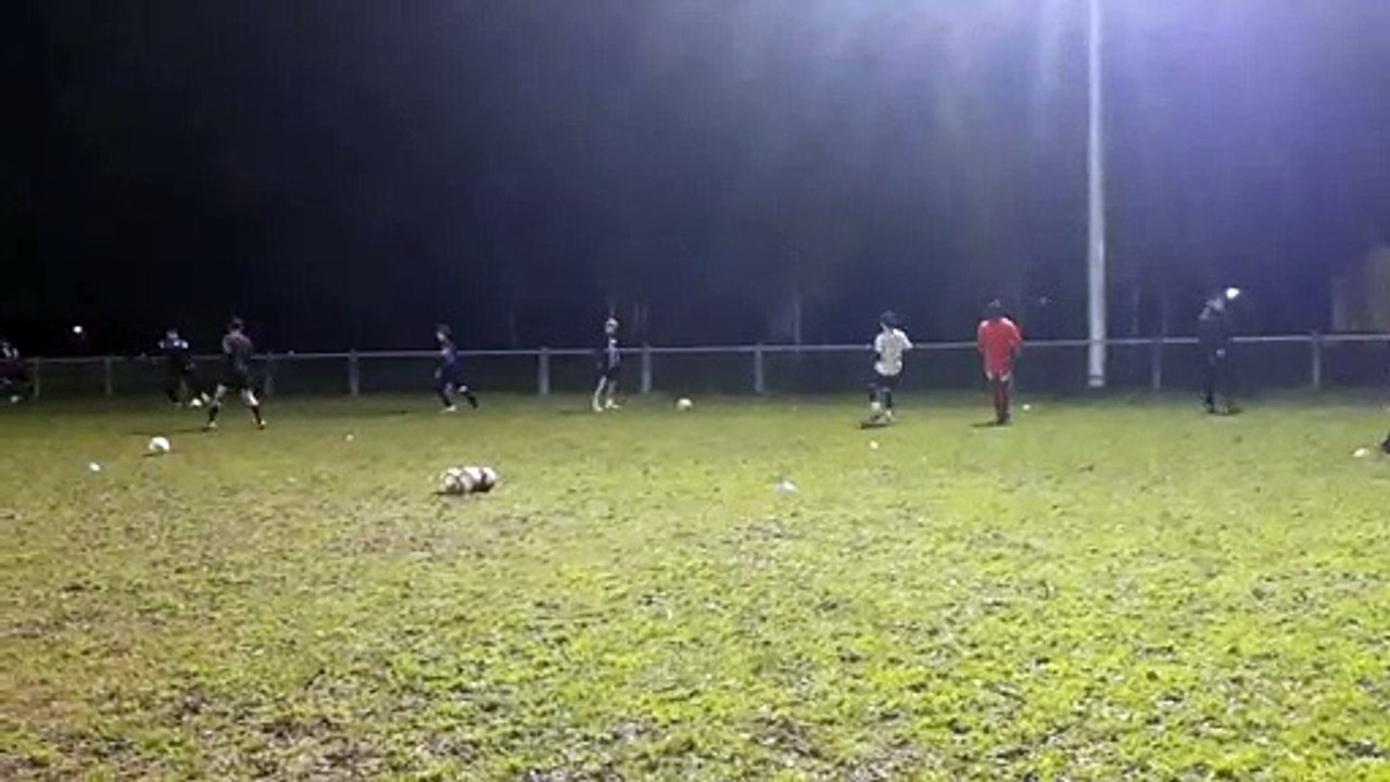 Séance d'entraînement des U17 de Saint-Pryvé Saint-Hilaire par l'éducateur sportif Damien Baujeon