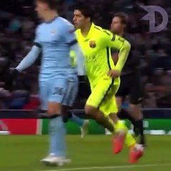 Luis Suarez bu kez ısırmamış!