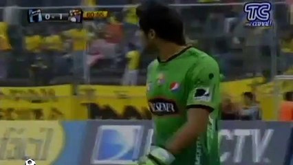 Önünde seken topa çok sert vurdu!