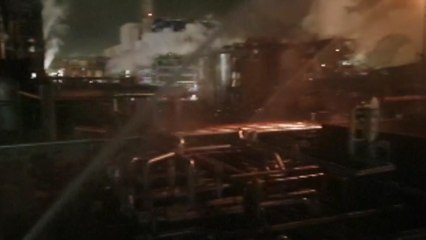 Así trabajan los Bombers en el interior del incendio de La Canonja (Tarragona)