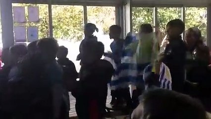 Uruguay'da maçı okulda izleyen öğrencilerin son dakika golü sonrası muhteşem sevinçleri