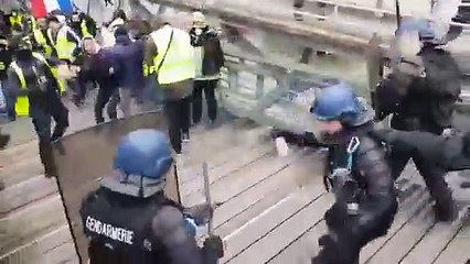 Eski boksörden polise yumruklu saldırı