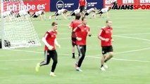 Joachim Löw futbol hünerlerini sergiledi
