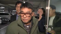 성폭행 혐의 김건모 경찰 출석...혐의 관련 대답 안 해 / YTN