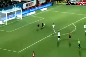 Kalecinin sağından attı solundan geçti!